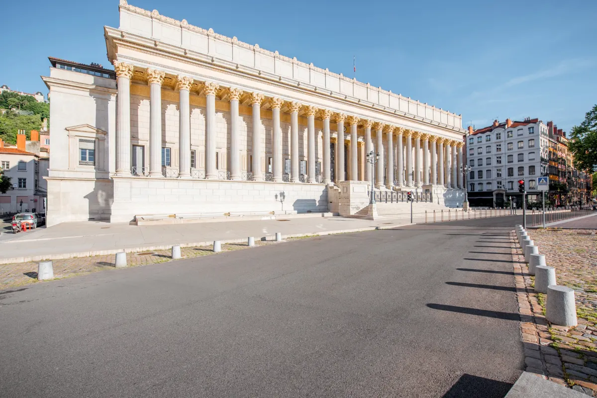 Façade du Palais de Justice de Lyon, symbole de la justice et du droit, illustrant l'intervention d'un avocat spécialisé en droit de l'environnement. ​​