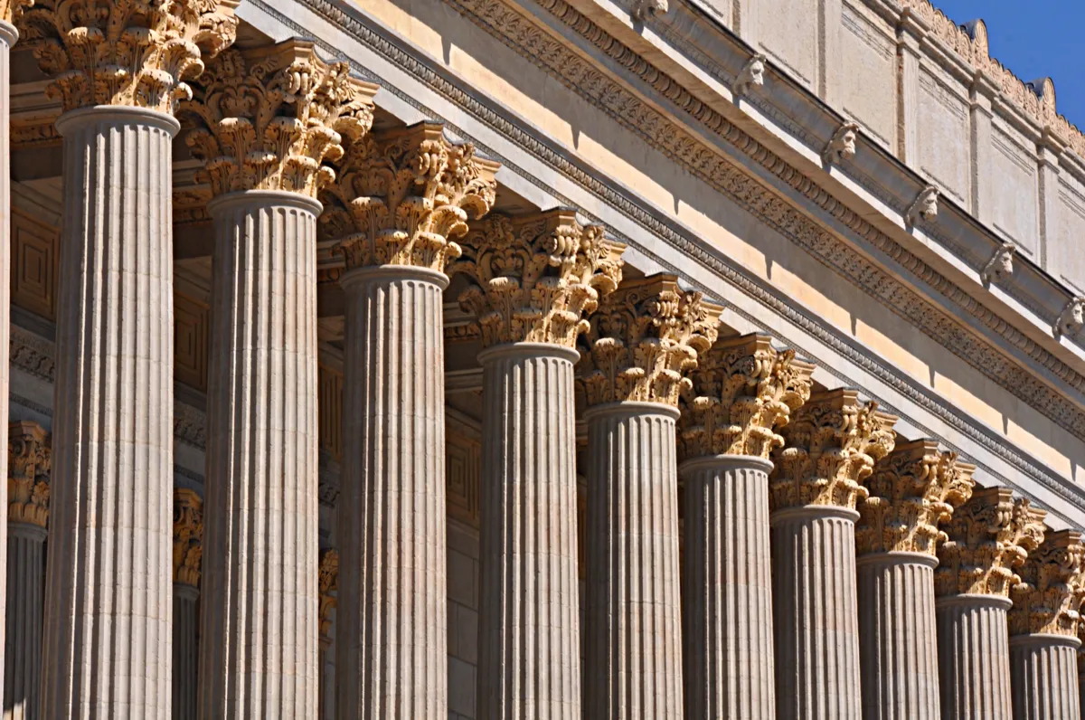 Image de la façade du palais de justice de Lyon, symbolisant la défense des droits des mineurs et l'intervention d'un avocat en droit des mineurs.