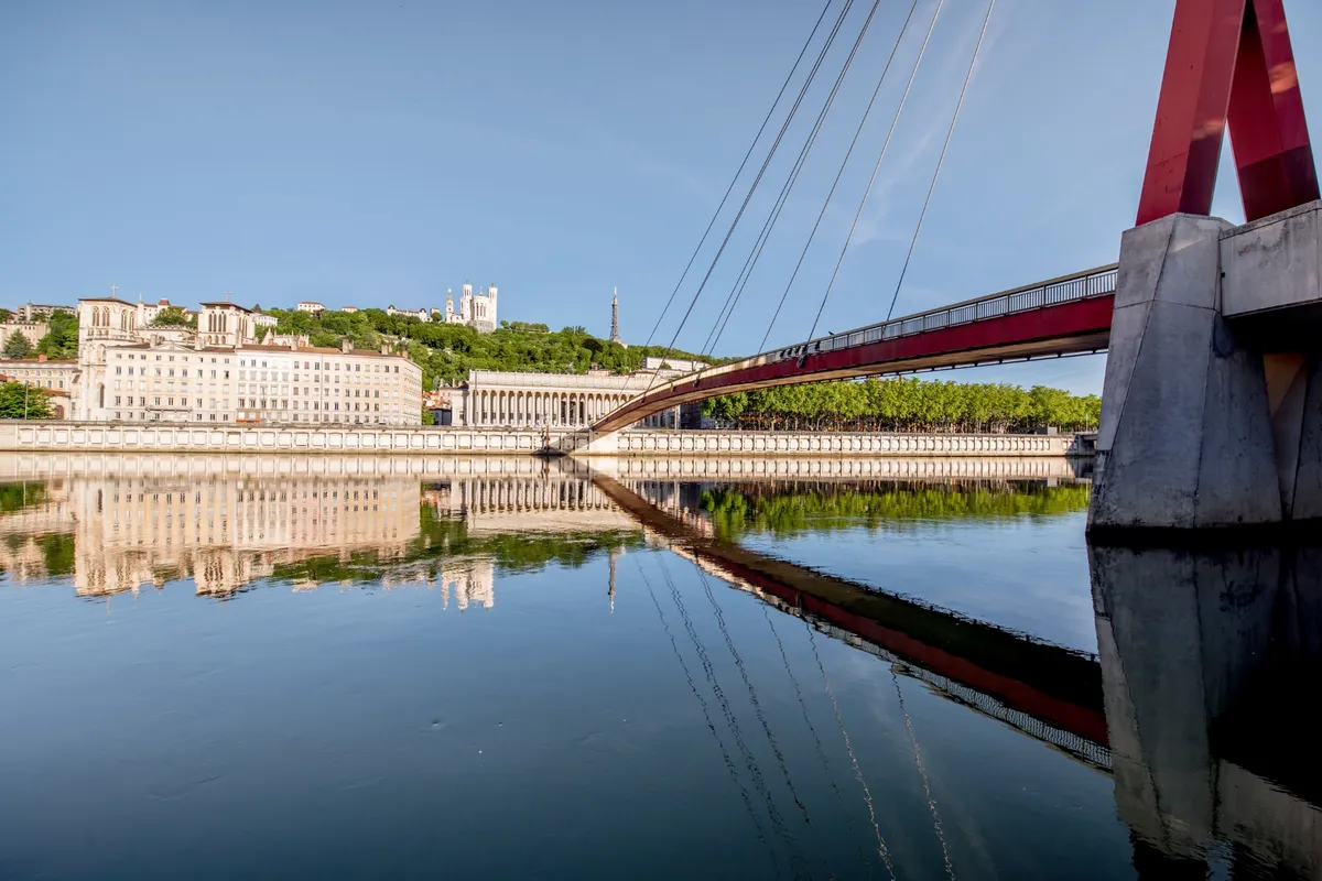 Vue du Palais de Justice de Lyon depuis les quais, un lieu emblématique pour les affaires de droit pénal à Lyon.