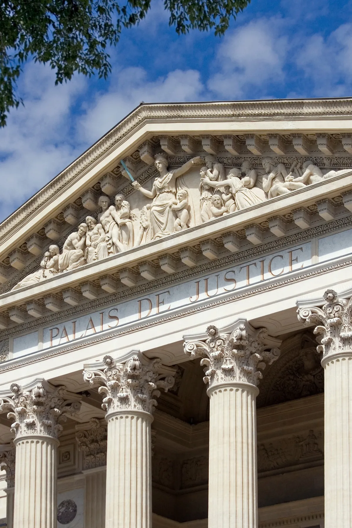 Détail architectural du Palais de Justice, représentant la solennité et l'autorité de la justice.