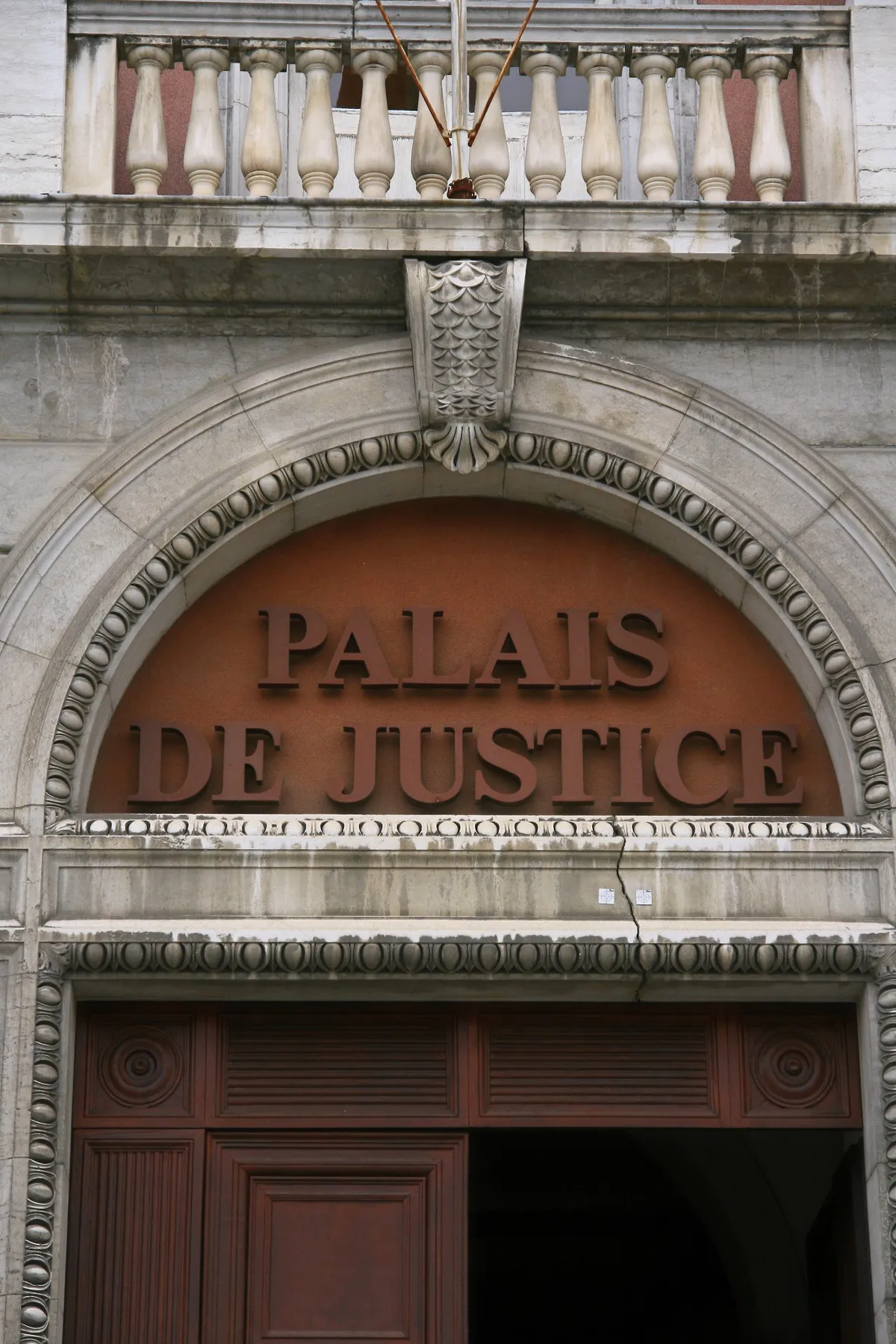Portail d'entrée du Palais de Justice, représentant l'engagement dans les affaires de droit public. ​