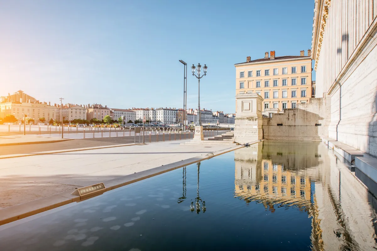 palais de justice de Lyon avec reflet dans l'eau, illustrant la justice et le patrimoine architectural lyonnais ​​
