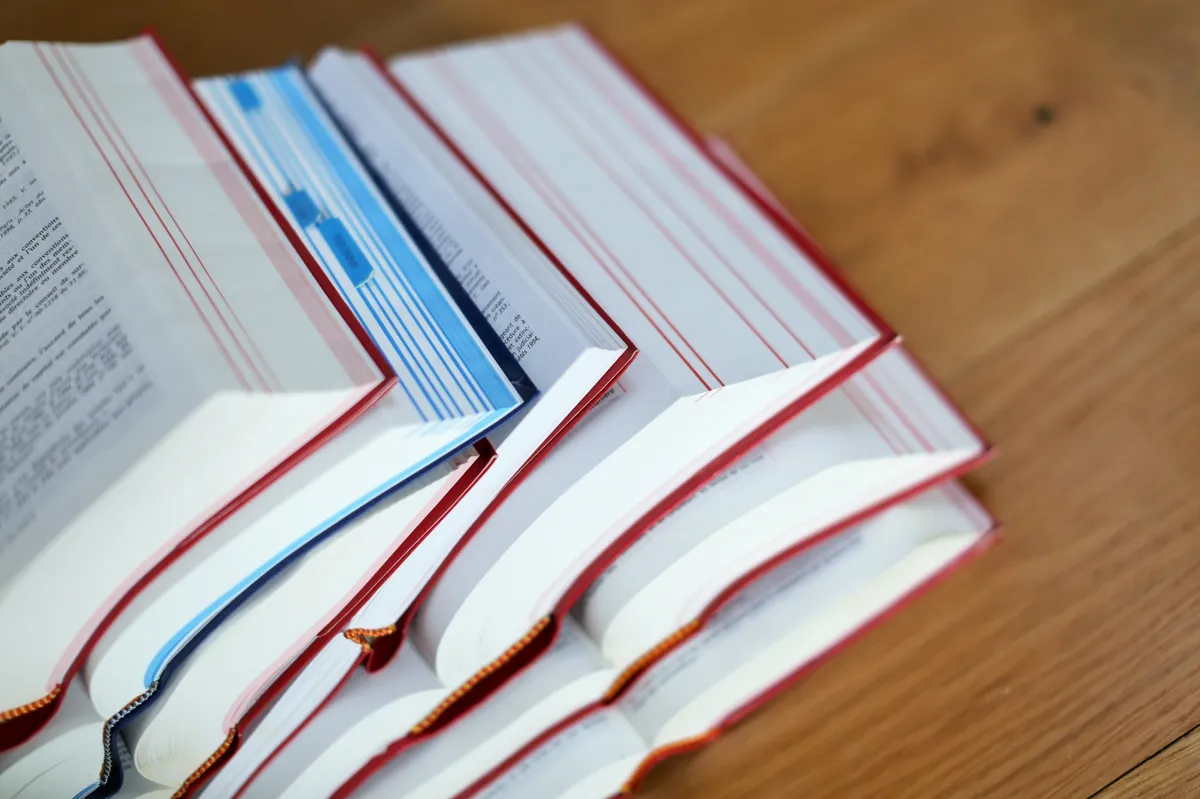 Formation juridique : livres juridiques posés sur une table, utilisés pour approfondir les connaissances. ​​